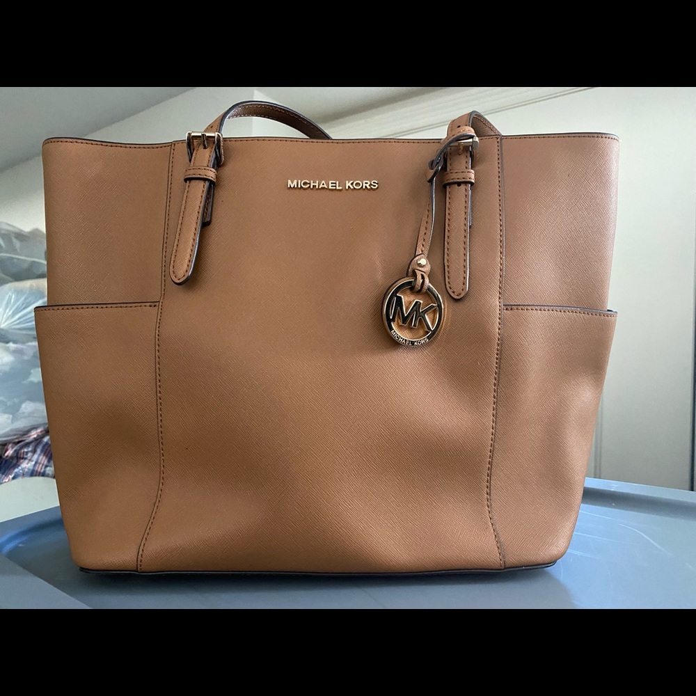 Michael Kors Tan Medium Purse, brand new.